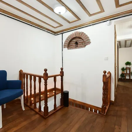 Historical Wood Dublex At Taksim&galata Apartmán *